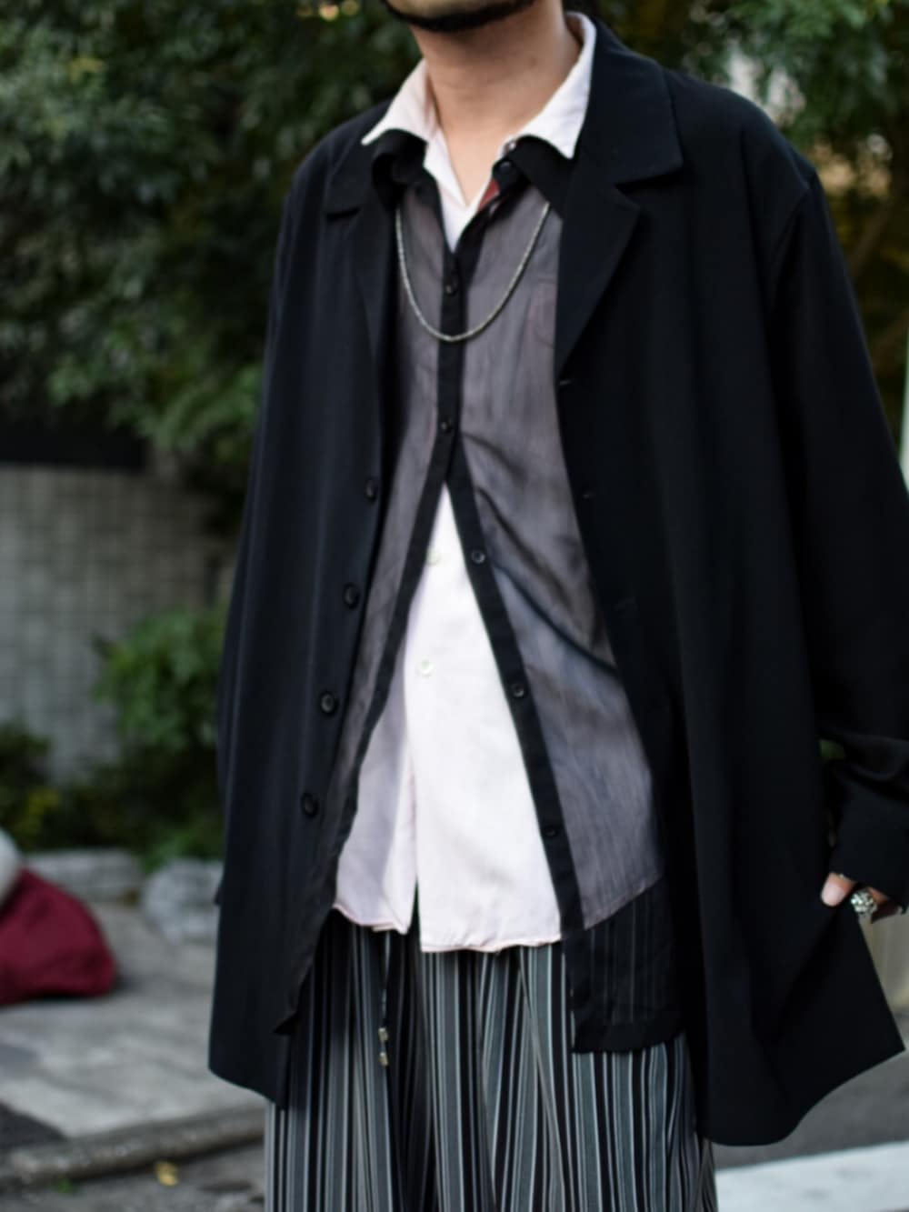 ブラック系のテーラードジャケット、ピンク系のシャツ/ブラウス、ブラック系のその他パンツを着用したメンズの春コーディネートの2枚目の写真