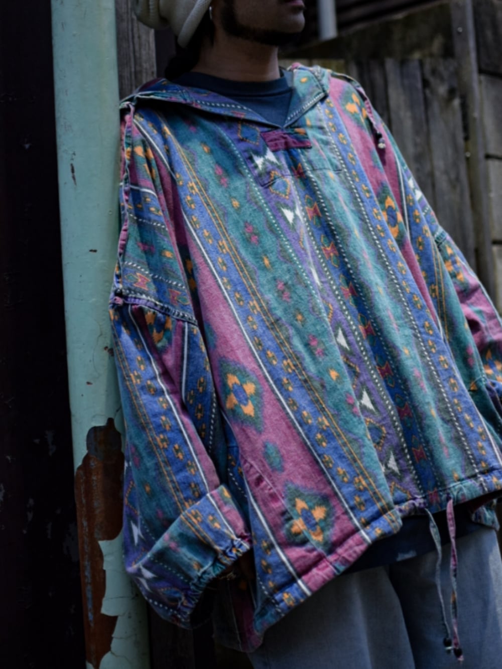 その他のパーカー、ブルー系のデニムパンツ、ホワイト系のブーツを着用したメンズの春コーディネートの2枚目の写真