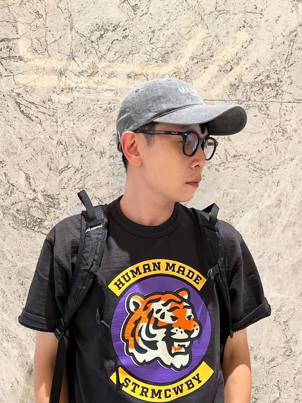 レッド系のスニーカー、ブラック系のTシャツ/カットソー、ブラック系のカーゴパンツを着用したメンズの春コーディネートの2枚目の写真