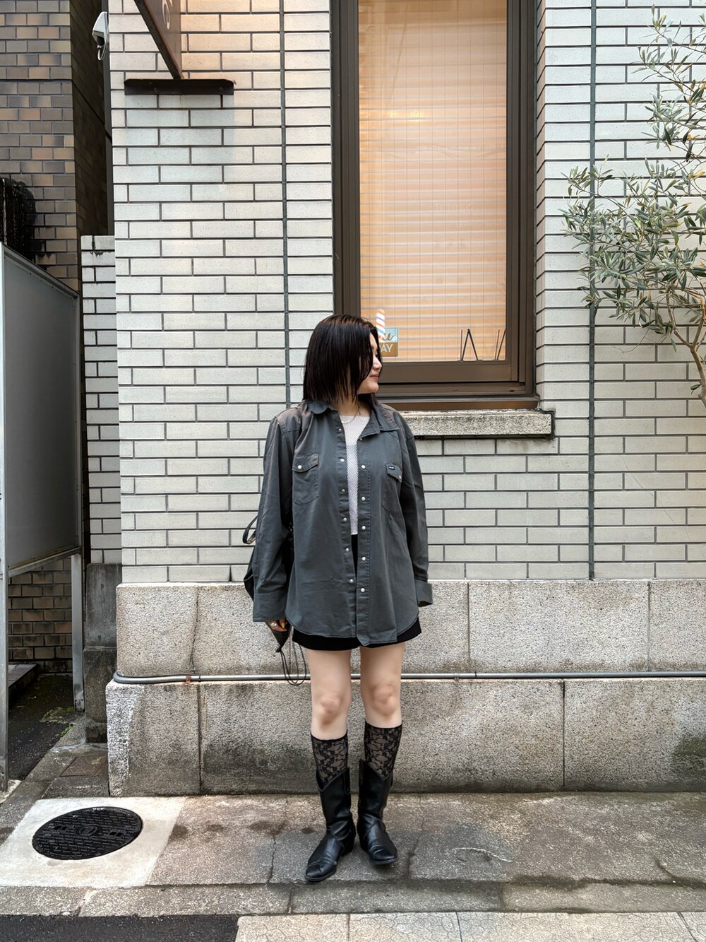 ブラック系のその他パンツを着用したレディースの春コーディネートの2枚目の写真