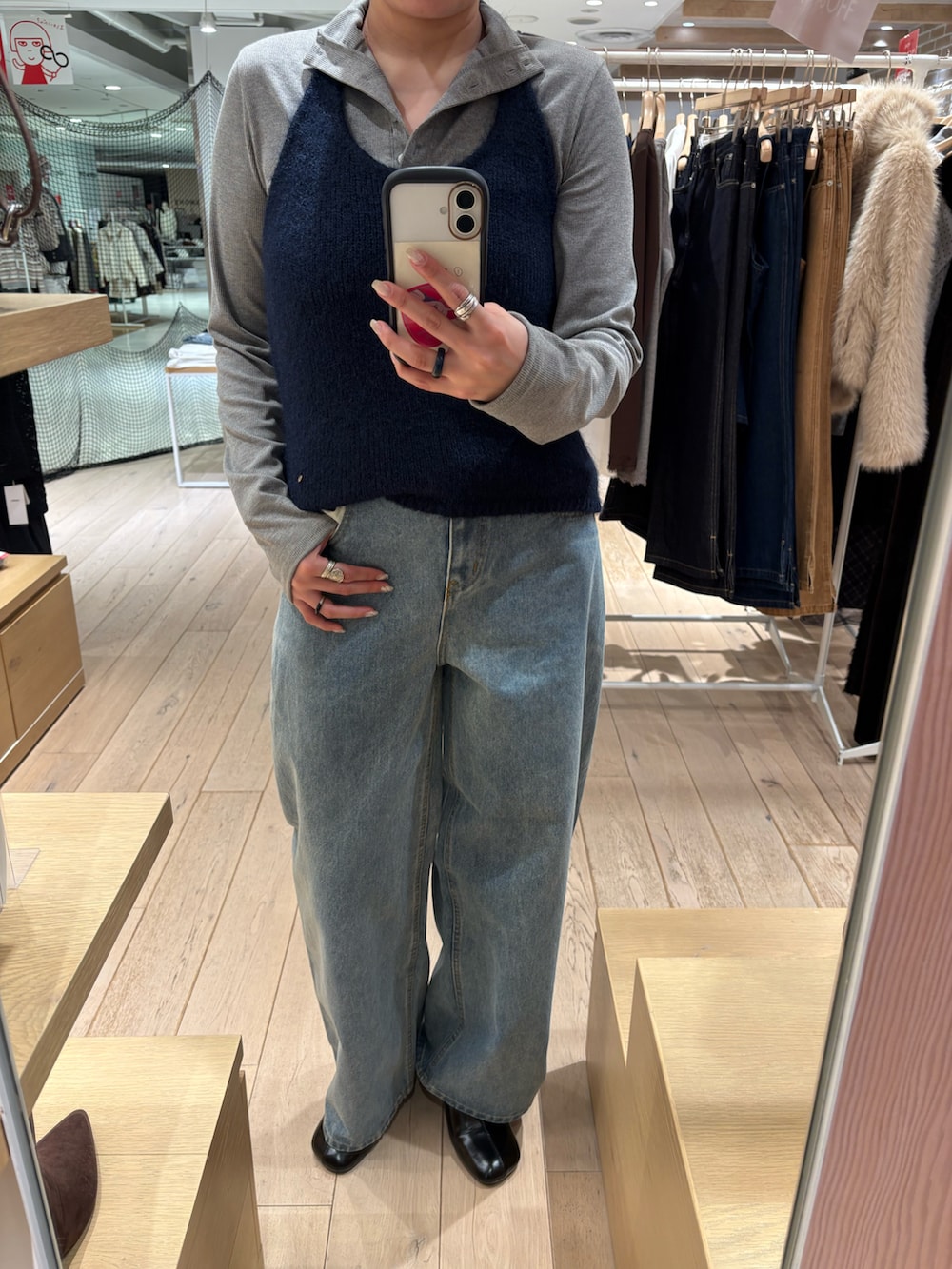 ブルー系のデニムパンツ、ブルー系のニット/セーター、ホワイト系のTシャツ/カットソーを着用したレディースの冬コーディネートの2枚目の写真