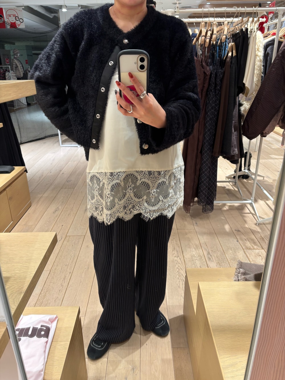 グレー系のその他パンツ、ホワイト系のシャツ/ブラウス、ブラック系のカーディガン/ボレロを着用したレディースの冬コーディネートの2枚目の写真