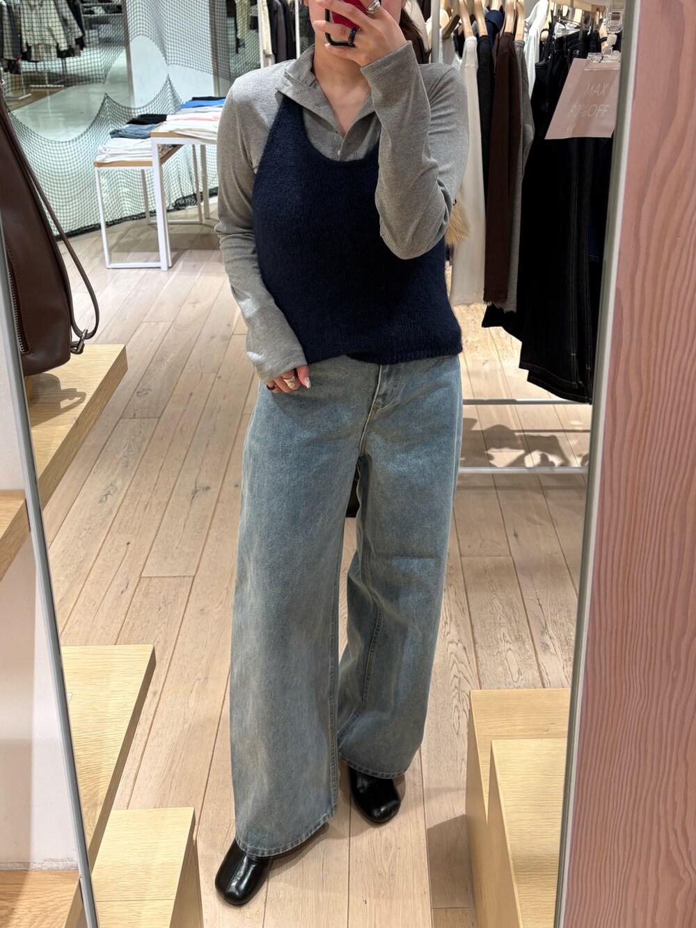 ブルー系のデニムパンツ、ブルー系のニット/セーター、ホワイト系のTシャツ/カットソーを着用したレディースの冬コーディネートの3枚目の写真