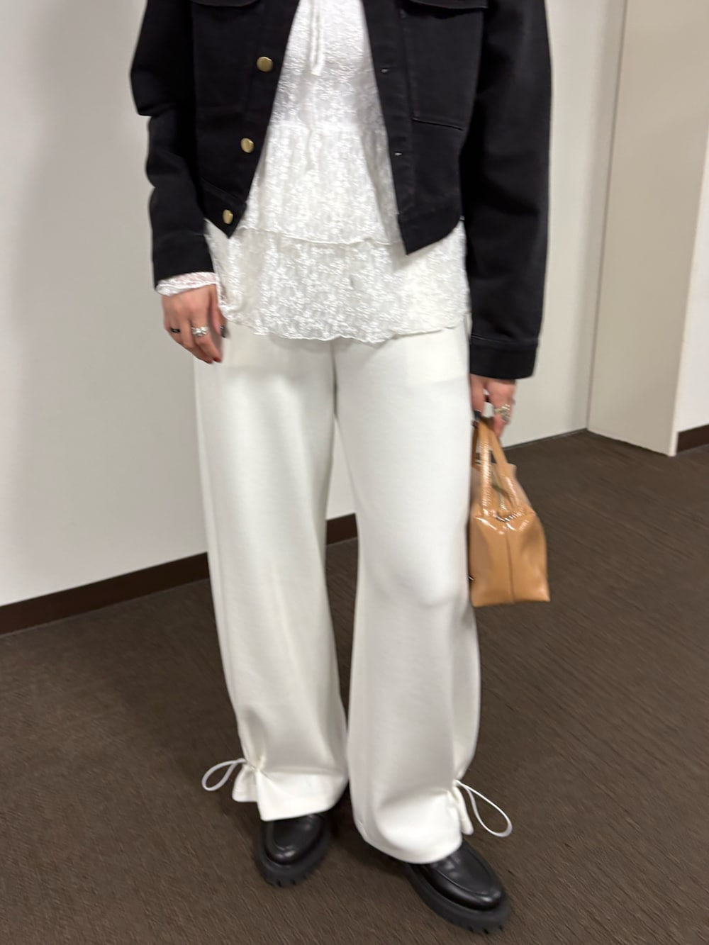 ブラック系のその他シューズ、ホワイト系のTシャツ/カットソー、ブラック系のブルゾンを着用したレディースの冬コーディネートの3枚目の写真