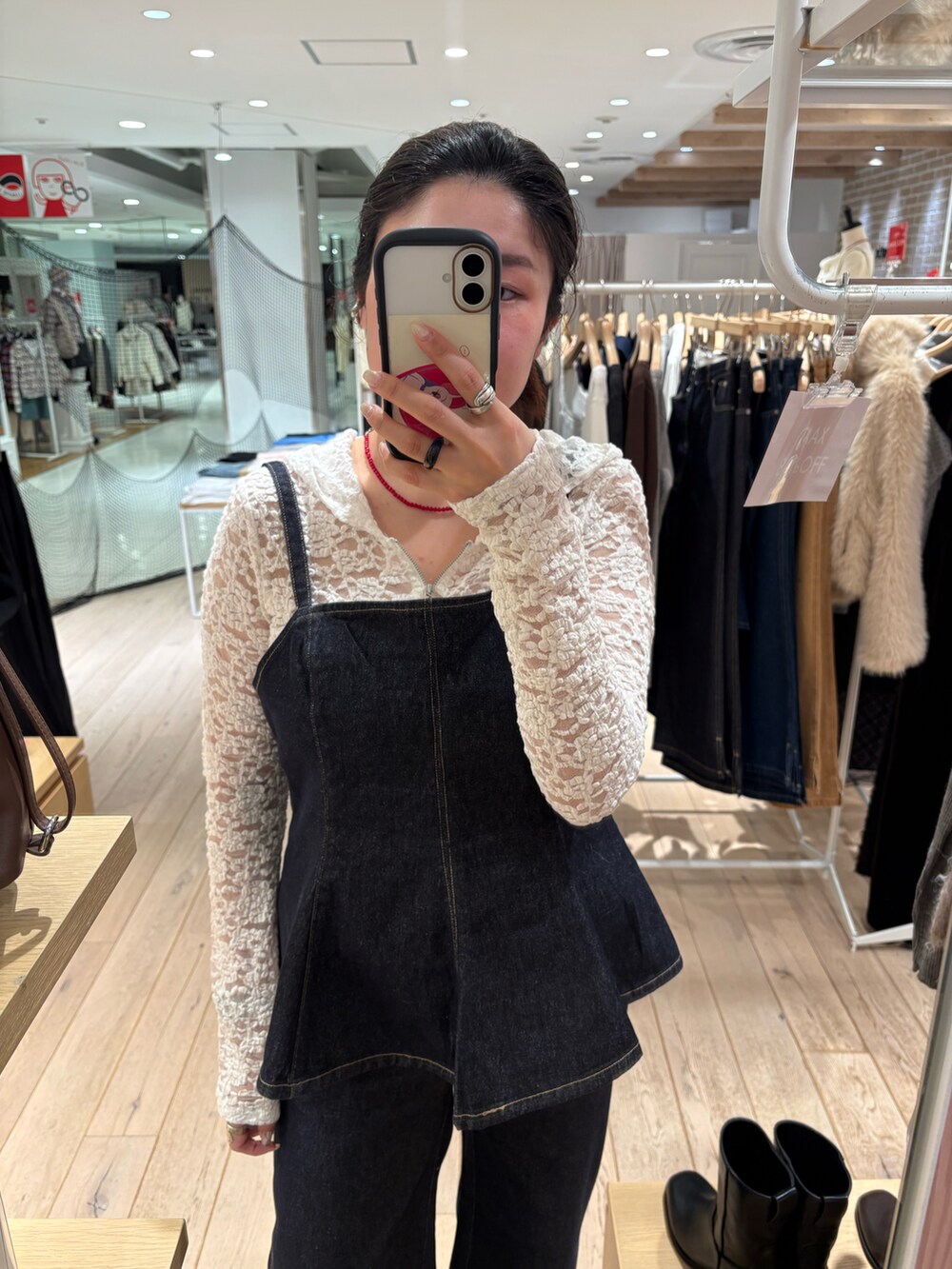 ブルー系のデニムパンツ、ブルー系のシャツ/ブラウス、ホワイト系のパーカーを着用したレディースの冬コーディネートの2枚目の写真