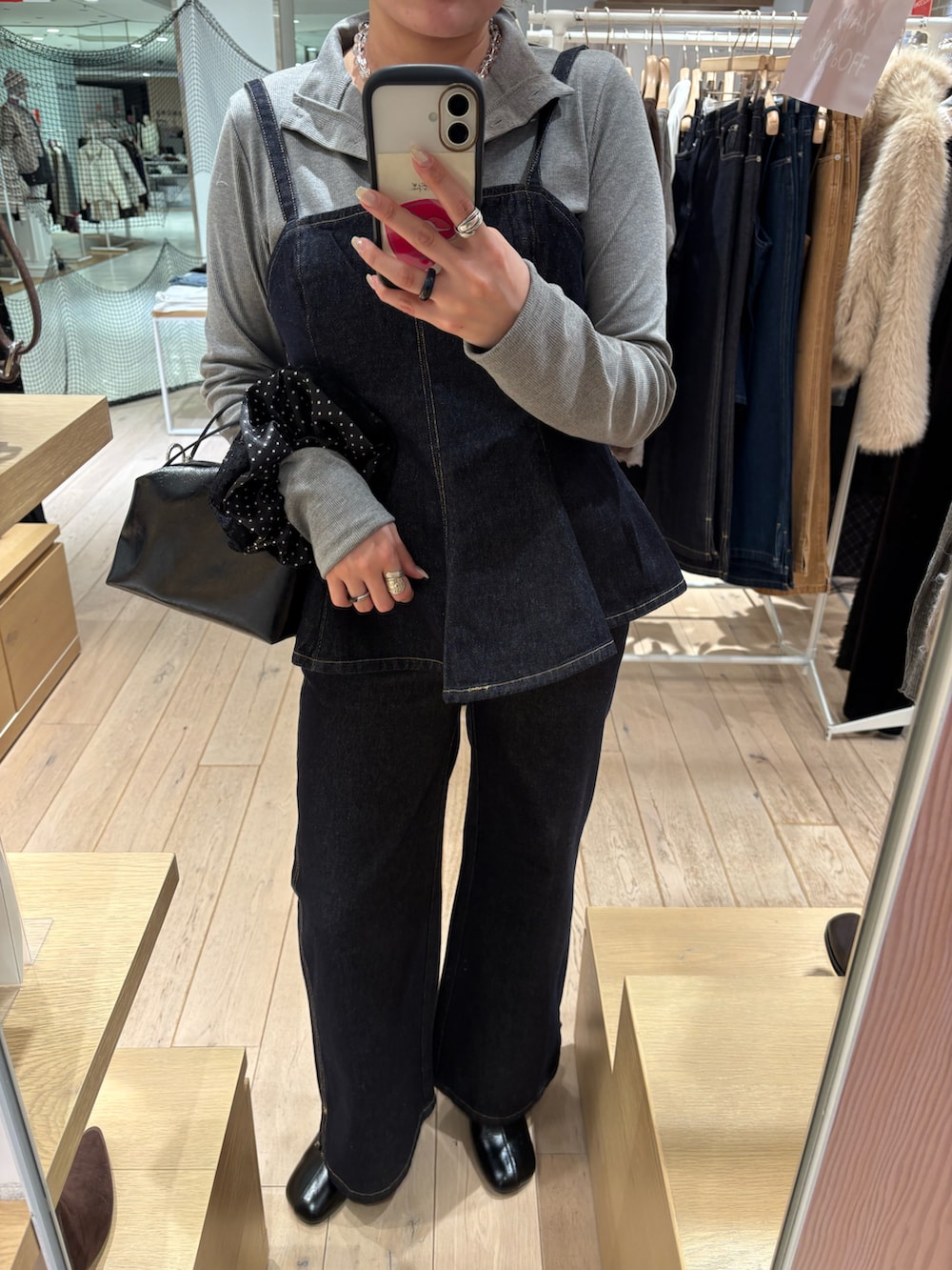 ブラック系のブーツ、ブルー系のデニムパンツ、ブルー系のシャツ/ブラウスを着用したレディースの冬コーディネートの2枚目の写真