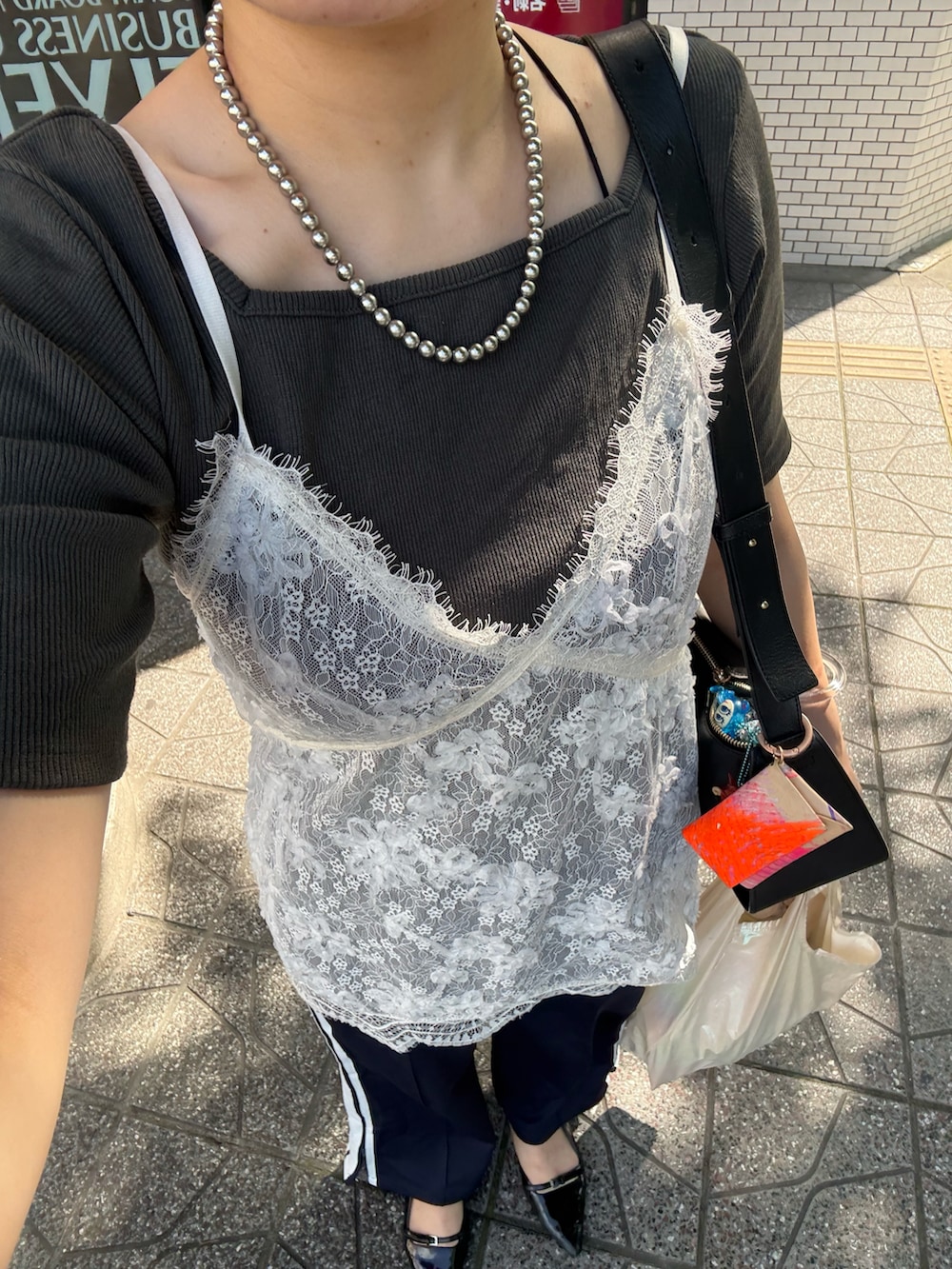 ホワイト系のシャツ/ブラウスを着用したレディースの夏コーディネートの2枚目の写真