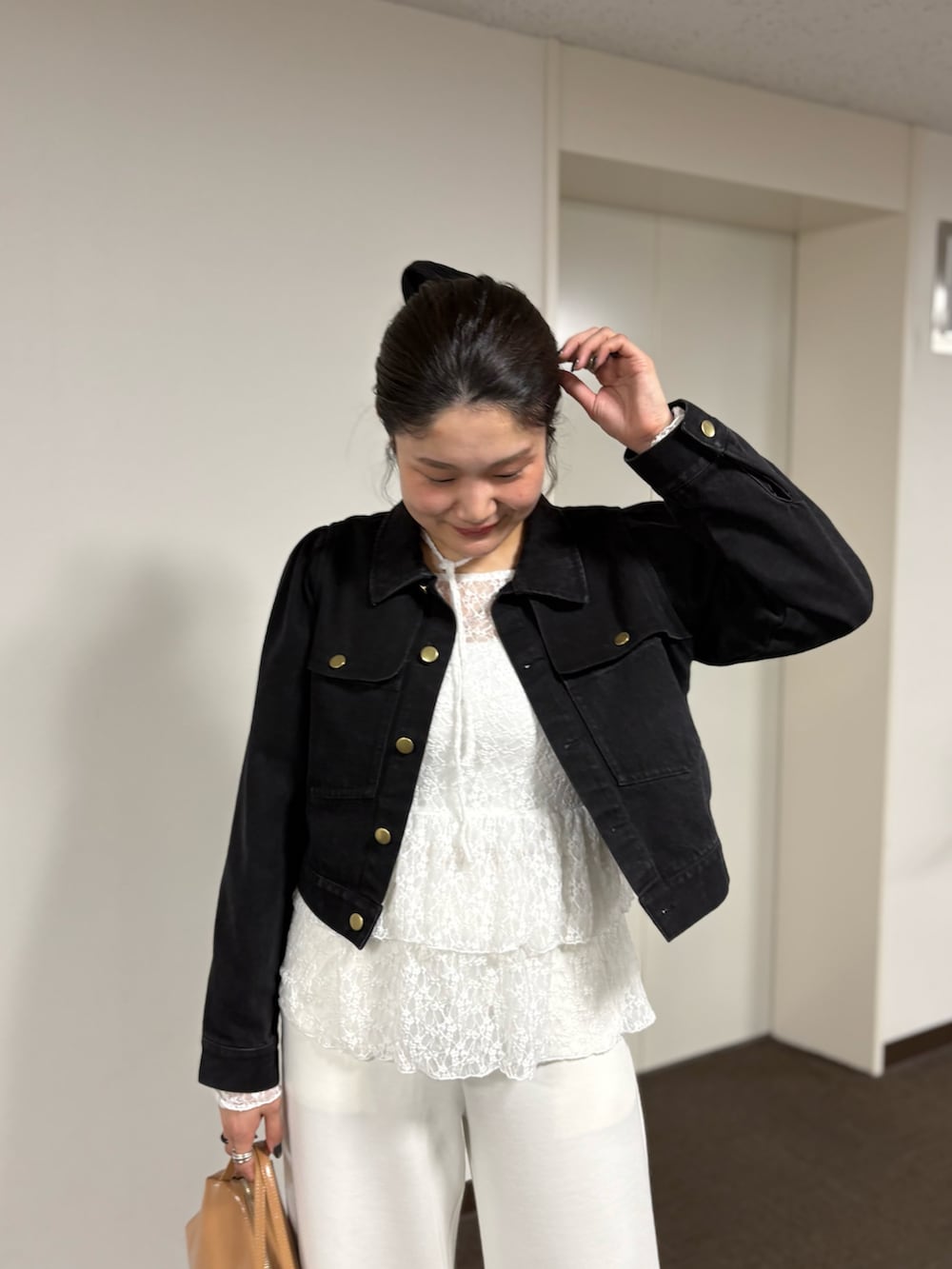 ブラック系のその他シューズ、ホワイト系のTシャツ/カットソー、ブラック系のブルゾンを着用したレディースの冬コーディネートの2枚目の写真