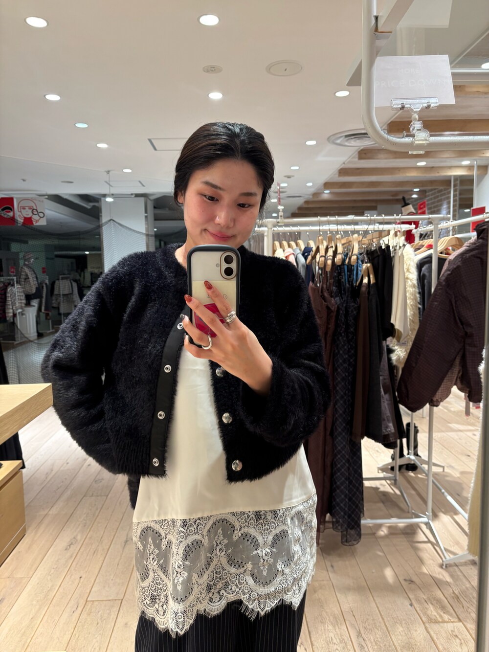 グレー系のその他パンツ、ホワイト系のシャツ/ブラウス、ブラック系のカーディガン/ボレロを着用したレディースの冬コーディネートの3枚目の写真