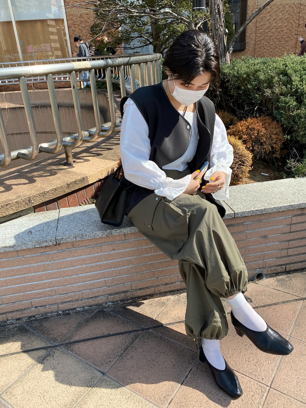 ブラック系のパンプス、グリーン系のその他パンツ、ブラック系のトートバッグを着用したレディースの春コーディネートの2枚目の写真