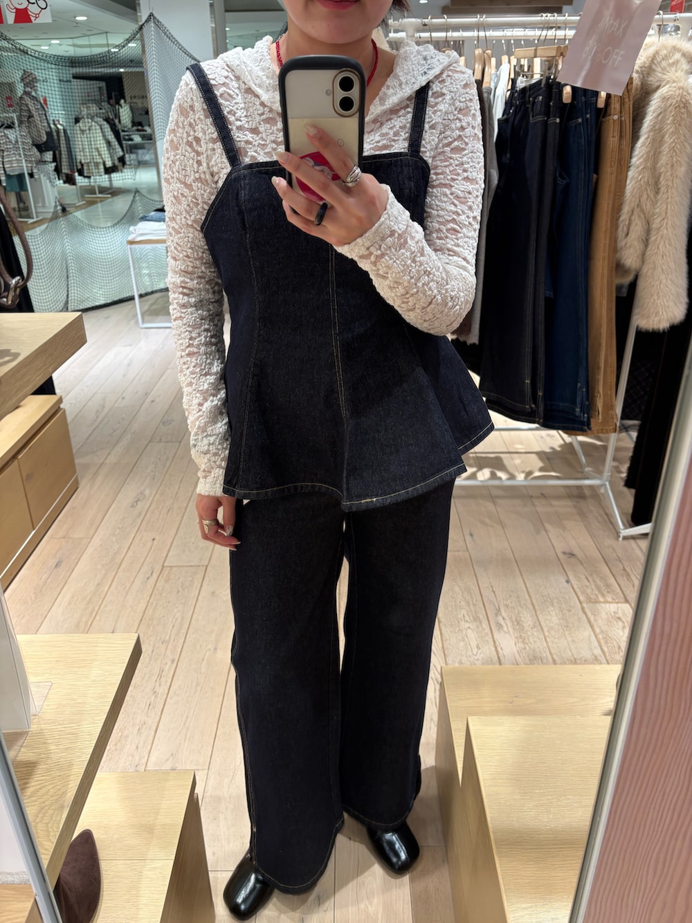 ブルー系のデニムパンツ、ブルー系のシャツ/ブラウス、ホワイト系のパーカーを着用したレディースの冬コーディネートの3枚目の写真