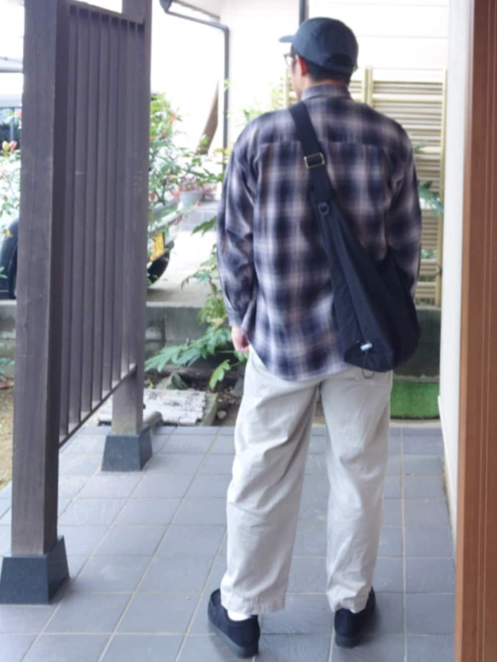 ブラック系のシャツ/ブラウス、グレー系のその他パンツ、ブラック系のモカシン/デッキシューズを着用したメンズの秋コーディネートの2枚目の写真