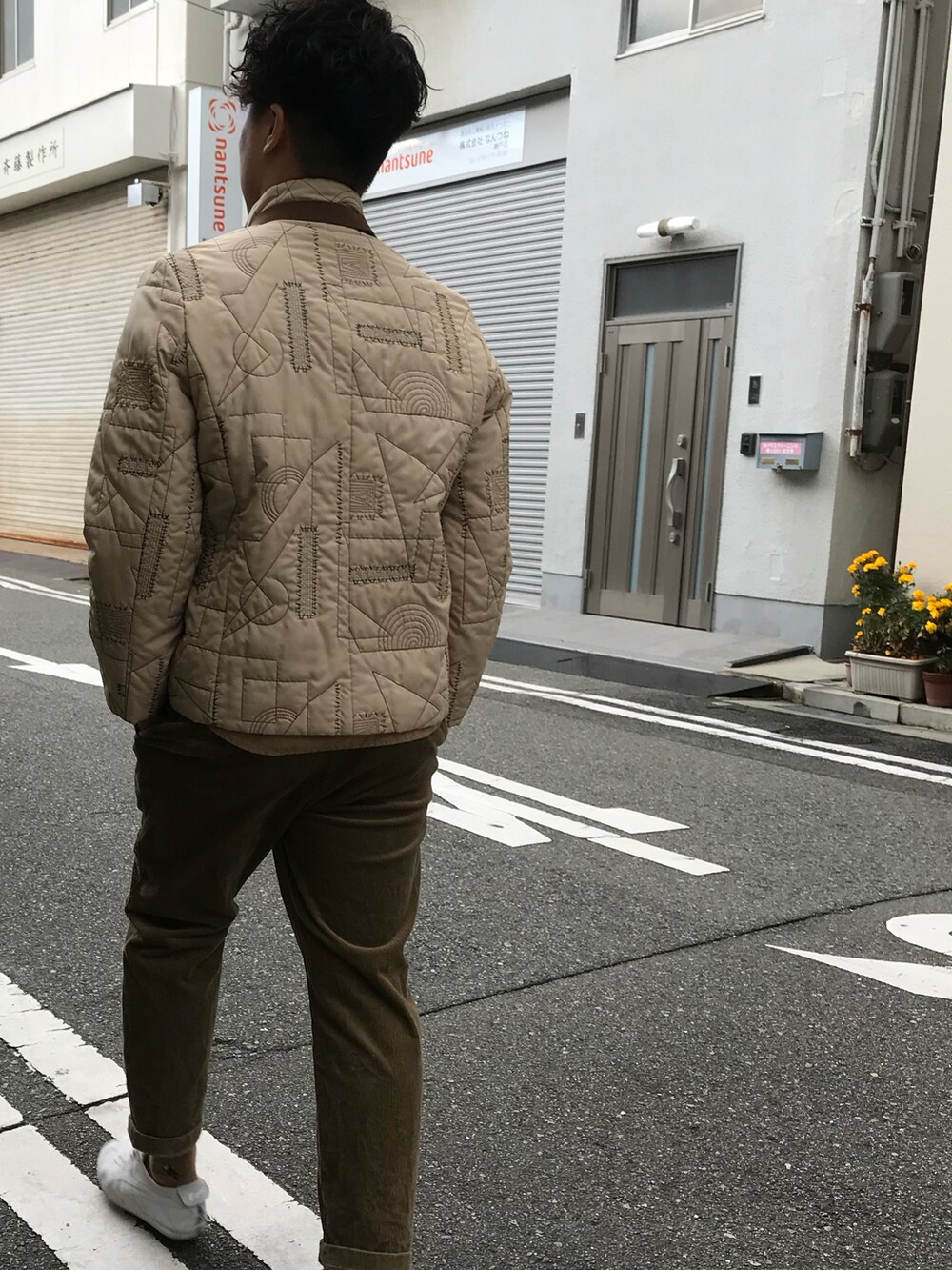 ベージュ系のジャケット/アウター、ベージュ系のその他パンツ、グレー系のスニーカーを着用したレディースの春コーディネートの2枚目の写真