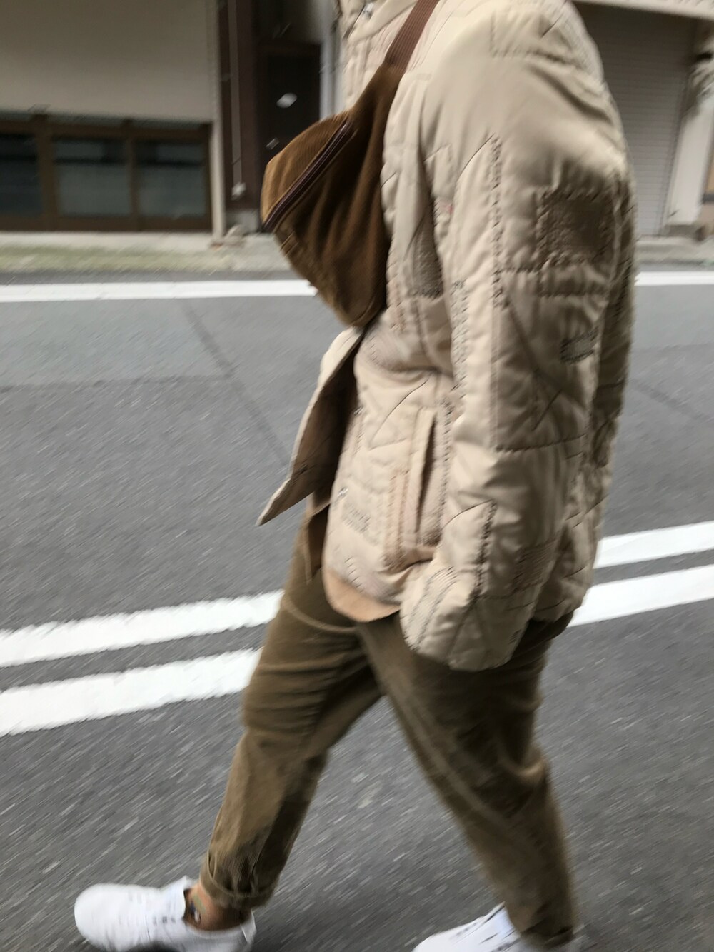 ベージュ系のジャケット/アウター、ベージュ系のその他パンツ、グレー系のスニーカーを着用したレディースの春コーディネートの3枚目の写真
