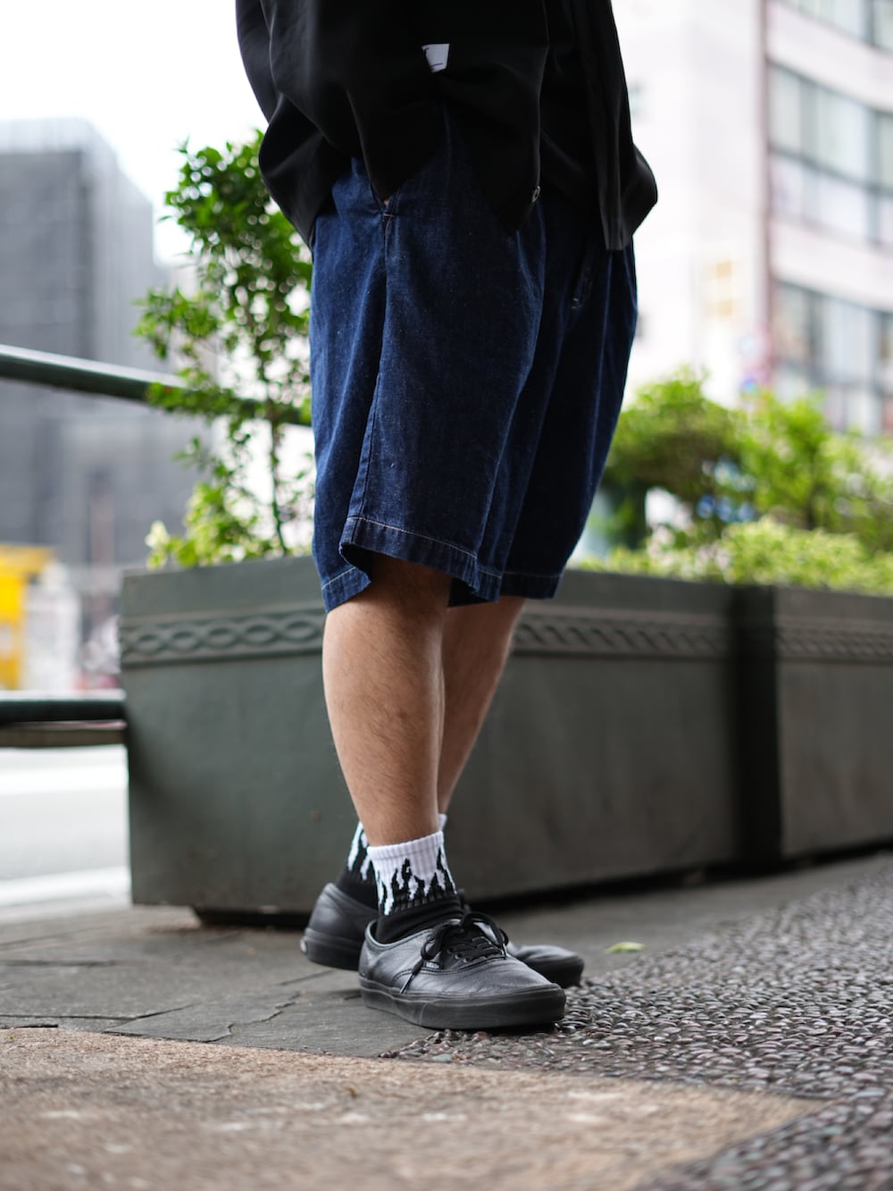 ブルー系のデニムパンツ、ブラック系のカーディガン/ボレロ、ブラック系のソックス/靴下を着用したメンズの夏コーディネートの3枚目の写真