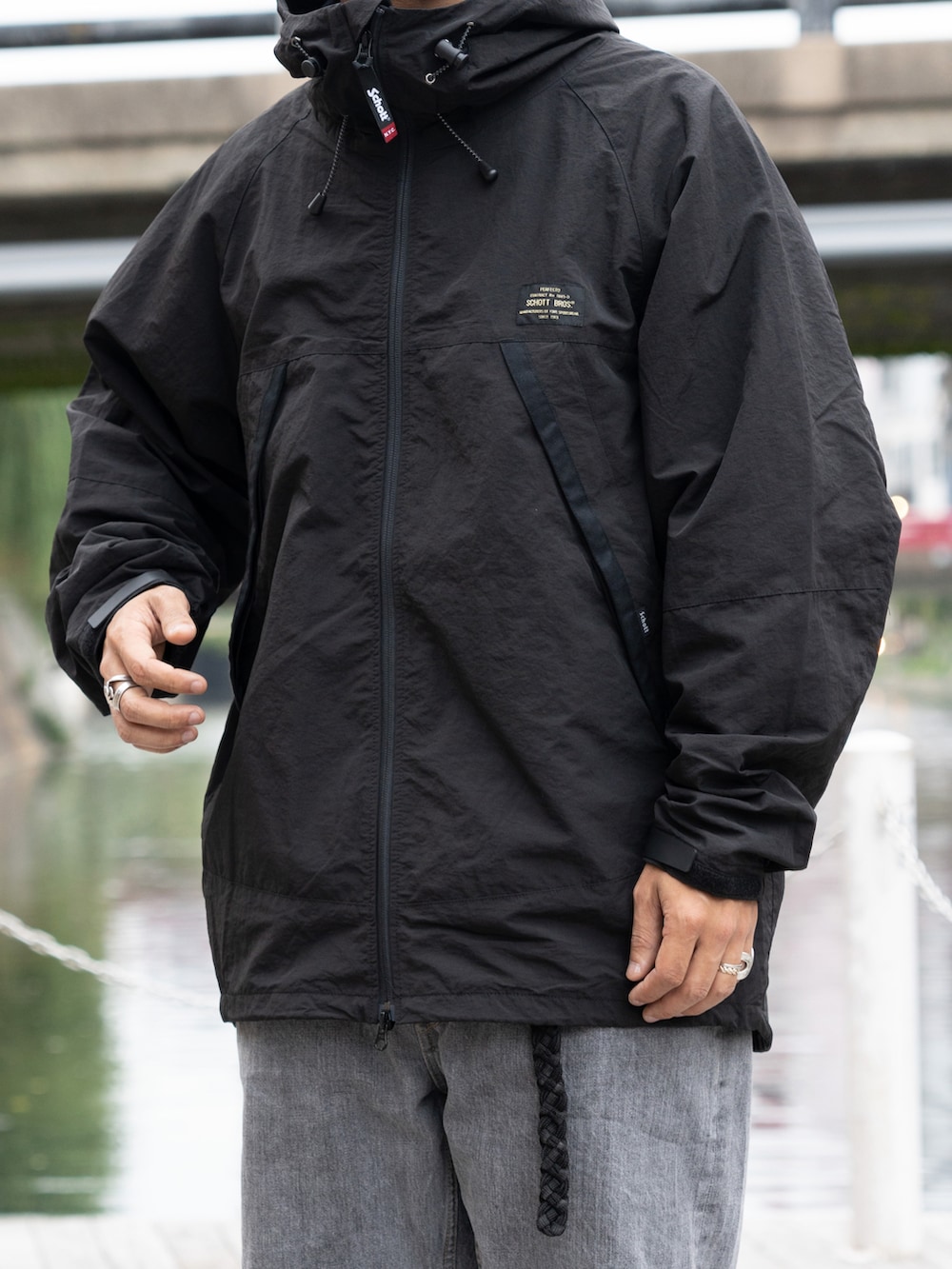 ブラック系のマウンテンパーカー、ホワイト系のTシャツ/カットソーを着用したメンズの秋コーディネートの3枚目の写真