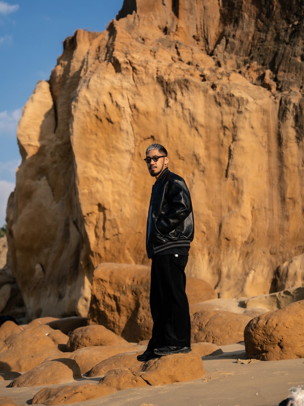 ブラック系のスタジャン、ブラック系のスウェット、ブラック系のその他パンツを着用したメンズの冬コーディネートの4枚目の写真