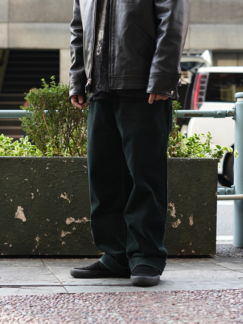 ブラック系のライダースジャケット、グレー系のカーディガン/ボレロ、ブラック系のTシャツ/カットソーを着用したメンズの冬コーディネートの3枚目の写真