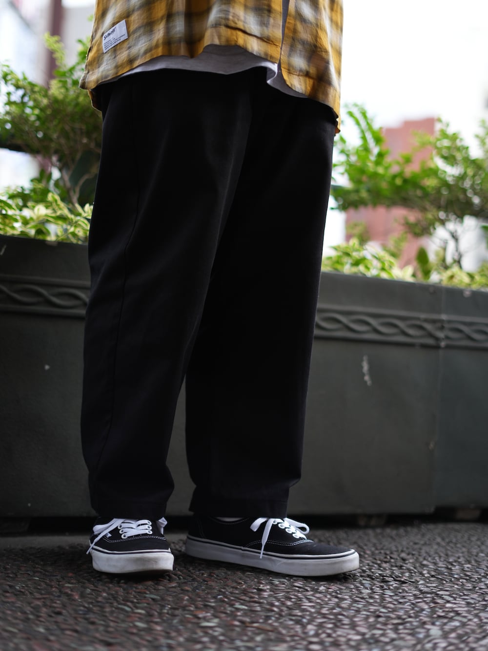 イエロー系のシャツ/ブラウス、ブラック系のチノパンツを着用したメンズの夏コーディネートの3枚目の写真