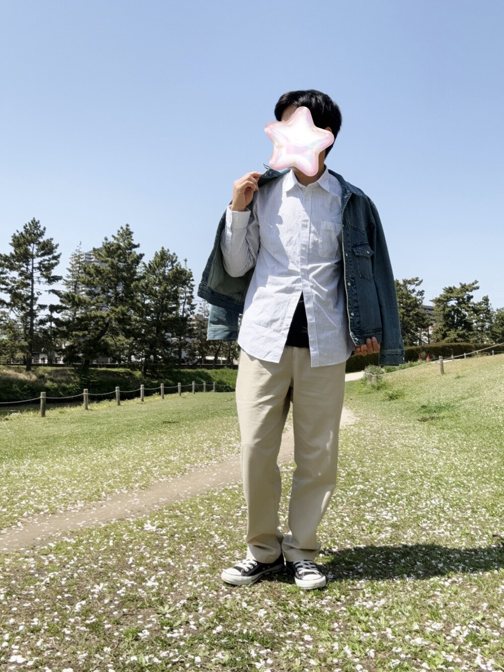 ブルー系のデニムジャケット、ホワイト系のTシャツ/カットソー、ベージュ系のチノパンツを着用したメンズの春コーディネートの4枚目の写真
