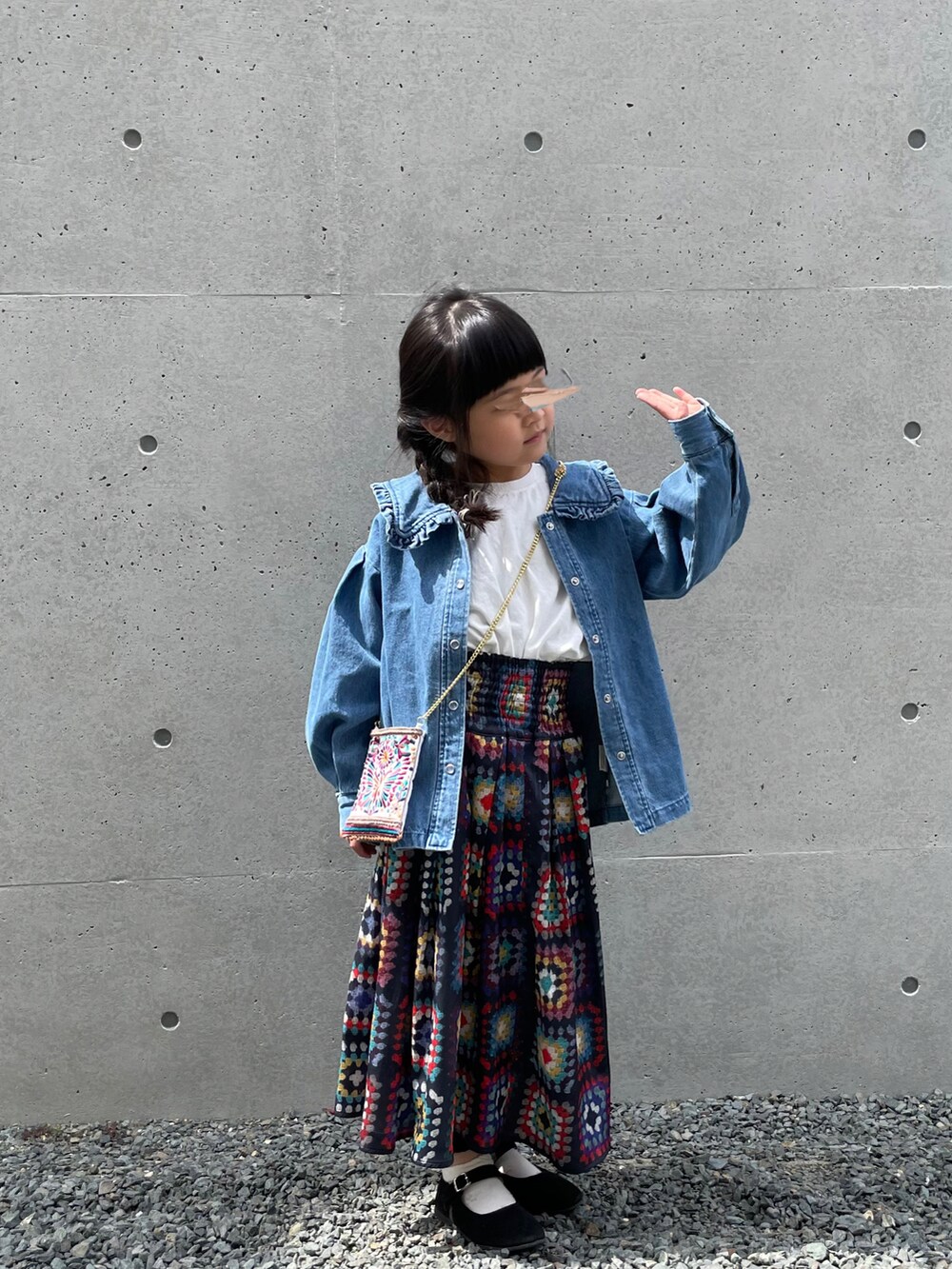 「ごきげんウィーク、休日スタイル、gotoHollywood、過去code、6歳、kids」｜「LOWRYS FARMのＢＩＧカラーデニムシャツ　214898（シャツ/ブラウス、ブルー系）」を使った、naa_booさん（キッズ・110cm）の春コーディネートの2枚目の写真