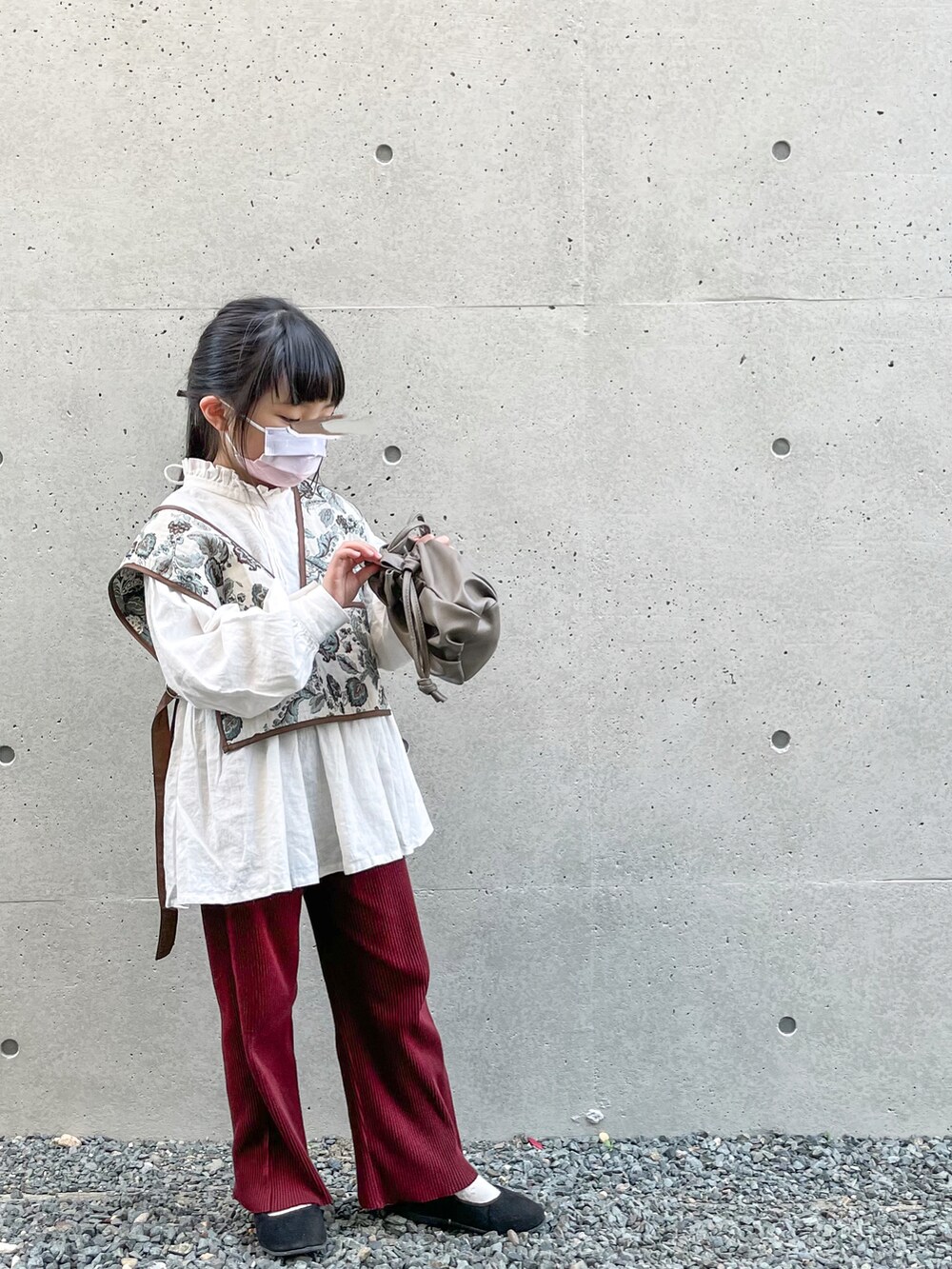 「chaleurのアイテム（シャツ/ブラウス、ホワイト系）」を使った、naa_booさん（キッズ・110cm）の春コーディネートの2枚目の写真