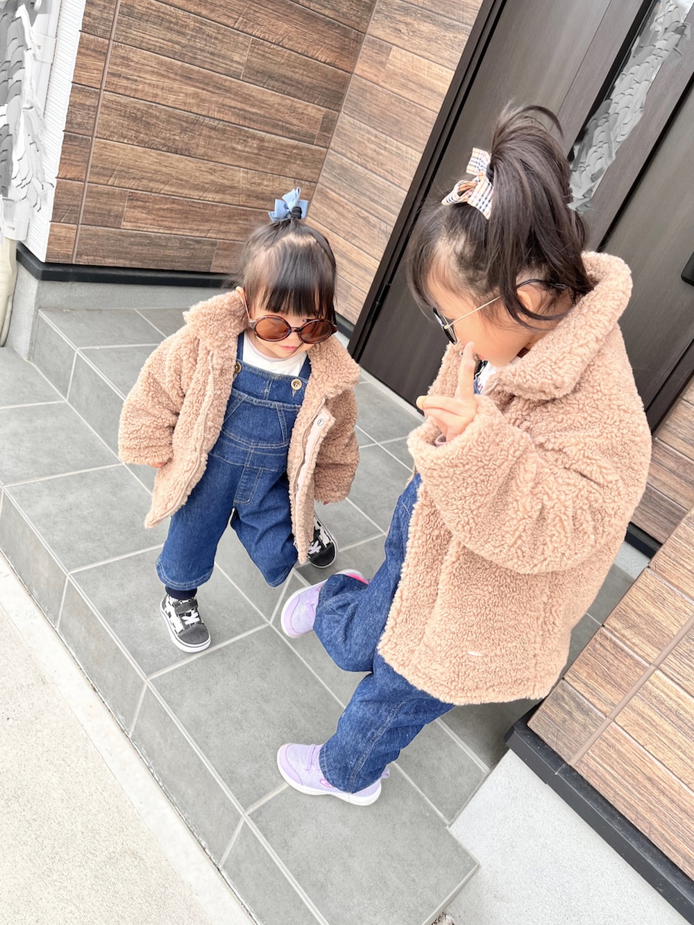「サロペット、オーバーオール、2歳、キッズコーデ、おそろいコーデ、カジュアルコーデ、5歳、姉妹コーデ」｜「petit mainのボアショートコート（ブルゾン、ベージュ系）」を使った、kiraさん（キッズ・110cm）の冬コーディネートの2枚目の写真