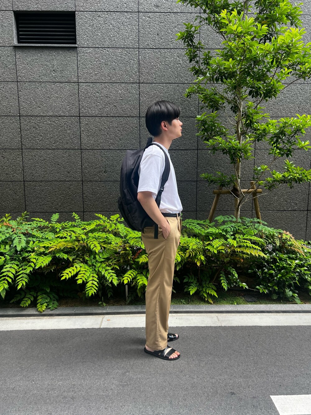 ホワイト系のTシャツ/カットソー、その他のシャツ/ブラウス、ベージュ系のその他パンツを着用したメンズの夏コーディネートの4枚目の写真