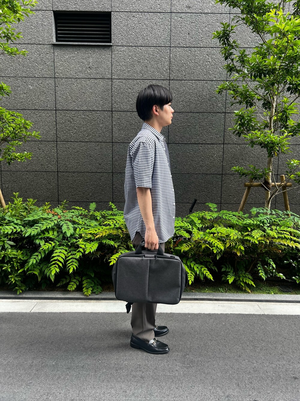 ホワイト系のTシャツ/カットソー、ブルー系のシャツ/ブラウス、ブラウン系のパンツを着用したメンズの夏コーディネートの2枚目の写真