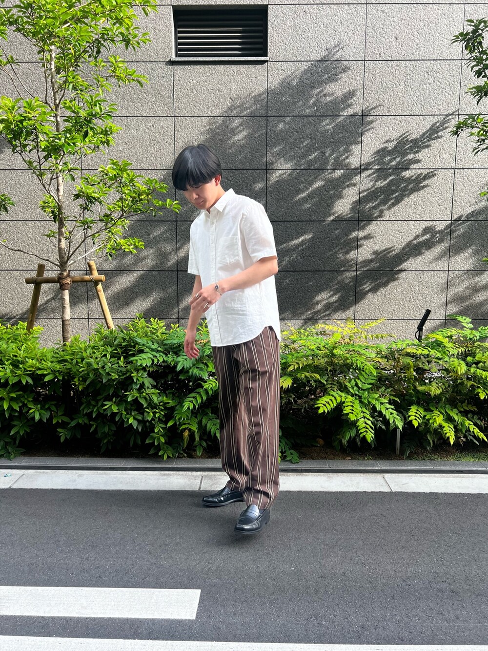 ブラウン系のその他パンツ、ホワイト系のシャツ/ブラウスを着用したメンズの夏コーディネートの2枚目の写真