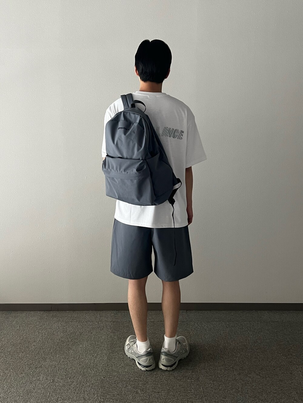 ホワイト系のTシャツ/カットソー、ブラック系のその他パンツ、グレー系のスニーカーを着用したメンズの夏コーディネートの4枚目の写真