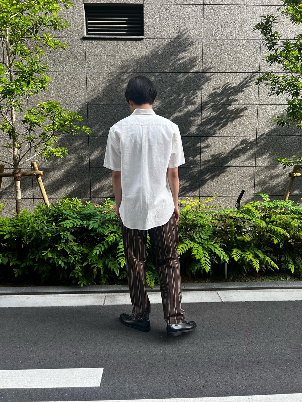 ブラウン系のその他パンツ、ホワイト系のシャツ/ブラウスを着用したメンズの夏コーディネートの4枚目の写真