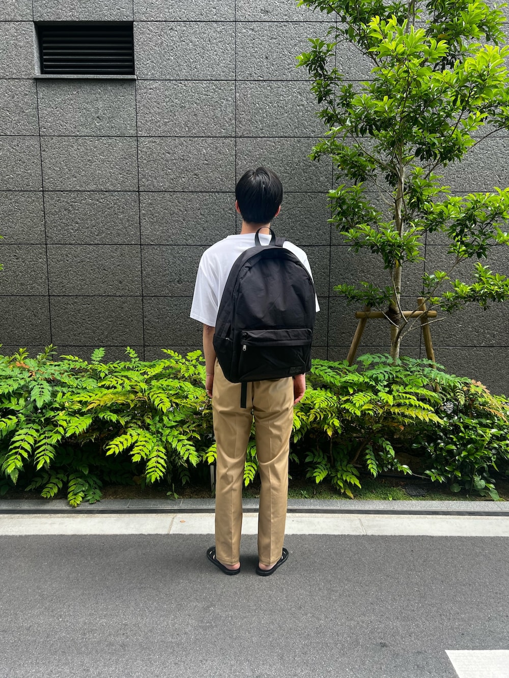 ホワイト系のTシャツ/カットソー、その他のシャツ/ブラウス、ベージュ系のその他パンツを着用したメンズの夏コーディネートの5枚目の写真