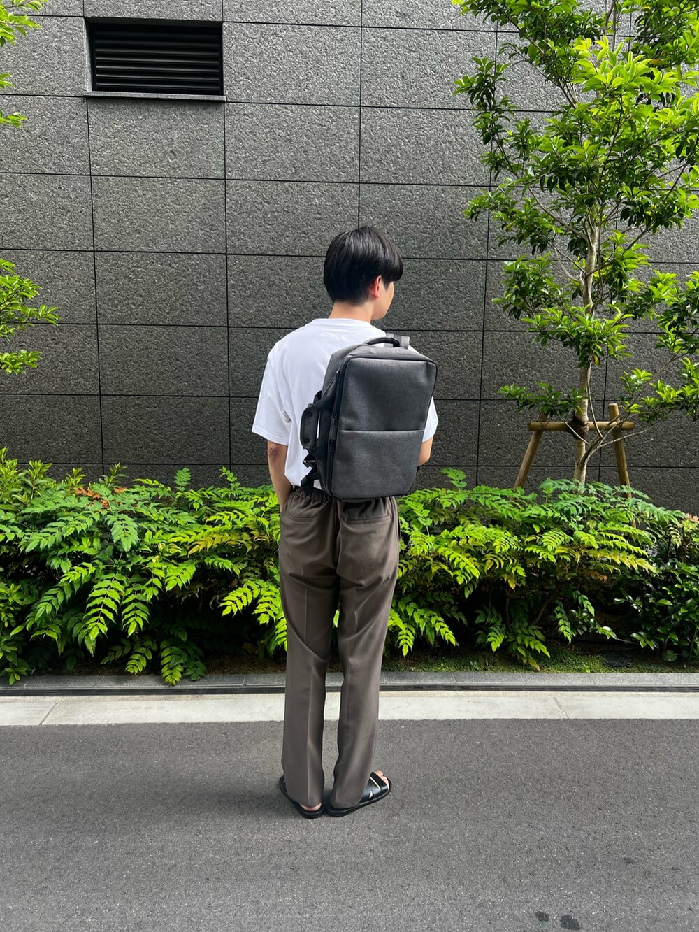 ホワイト系のTシャツ/カットソー、ブルー系のシャツ/ブラウス、ブラウン系のパンツを着用したメンズの夏コーディネートの5枚目の写真