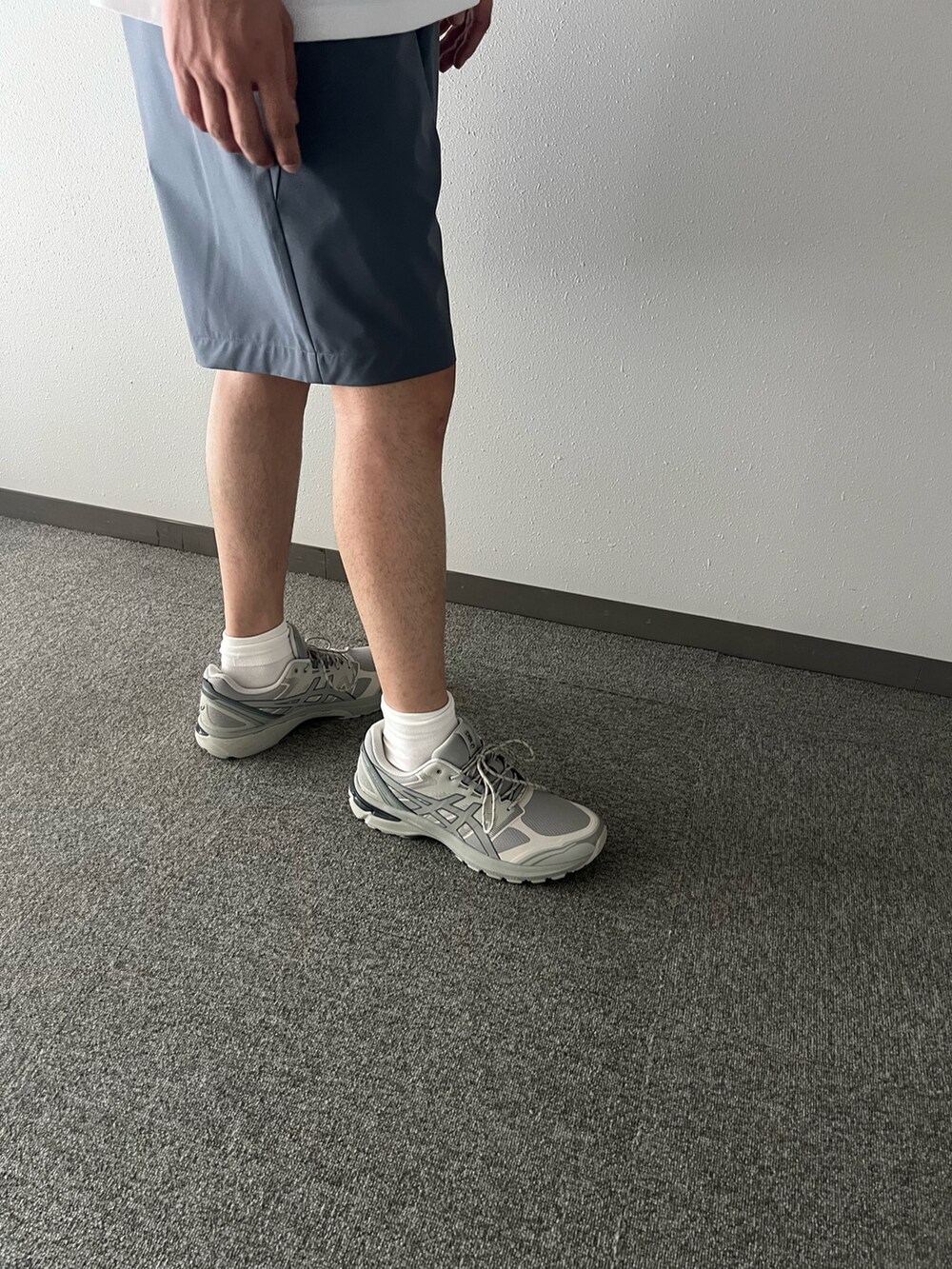 ホワイト系のTシャツ/カットソー、ブラック系のその他パンツ、グレー系のスニーカーを着用したメンズの夏コーディネートの6枚目の写真