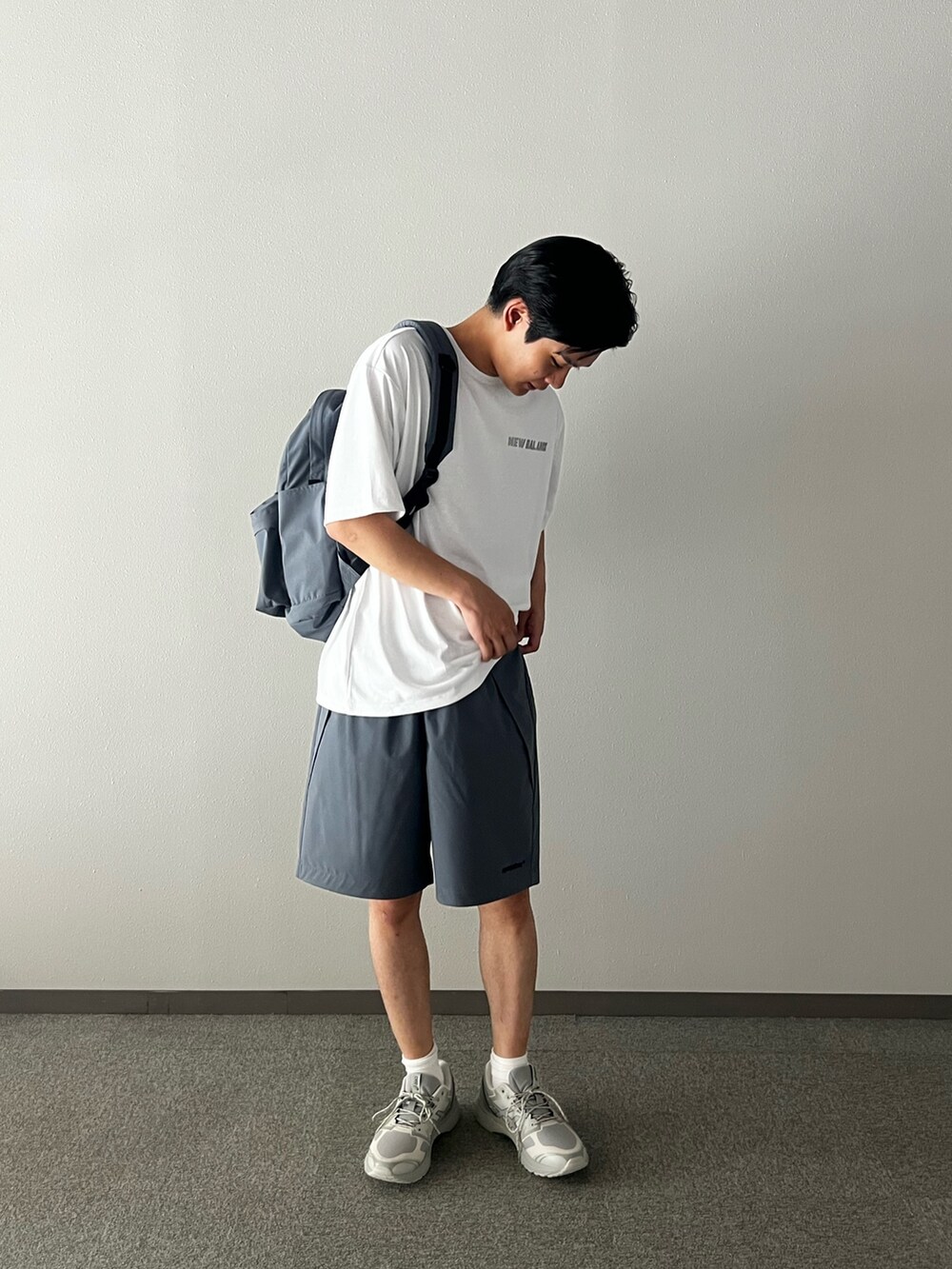 ホワイト系のTシャツ/カットソー、ブラック系のその他パンツ、グレー系のスニーカーを着用したメンズの夏コーディネートの2枚目の写真