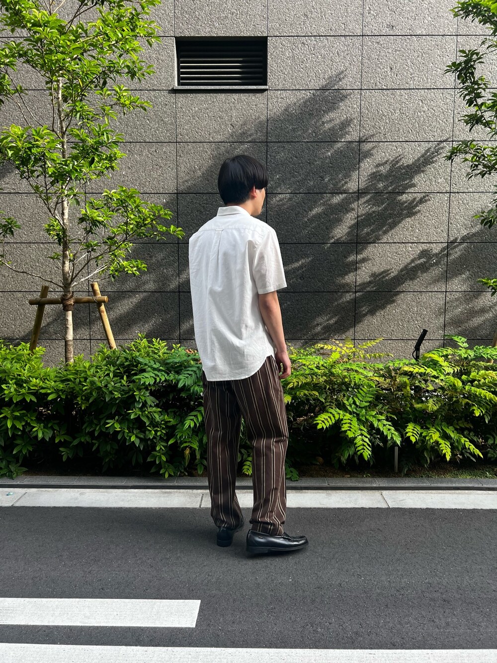ブラウン系のその他パンツ、ホワイト系のシャツ/ブラウスを着用したメンズの夏コーディネートの3枚目の写真