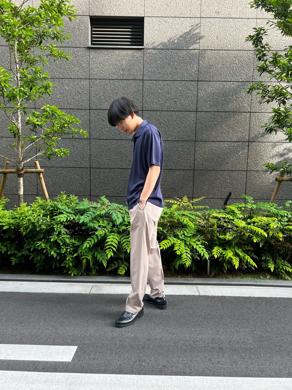 ブルー系のポロシャツ、ベージュ系のパンツを着用したメンズの夏コーディネートの3枚目の写真