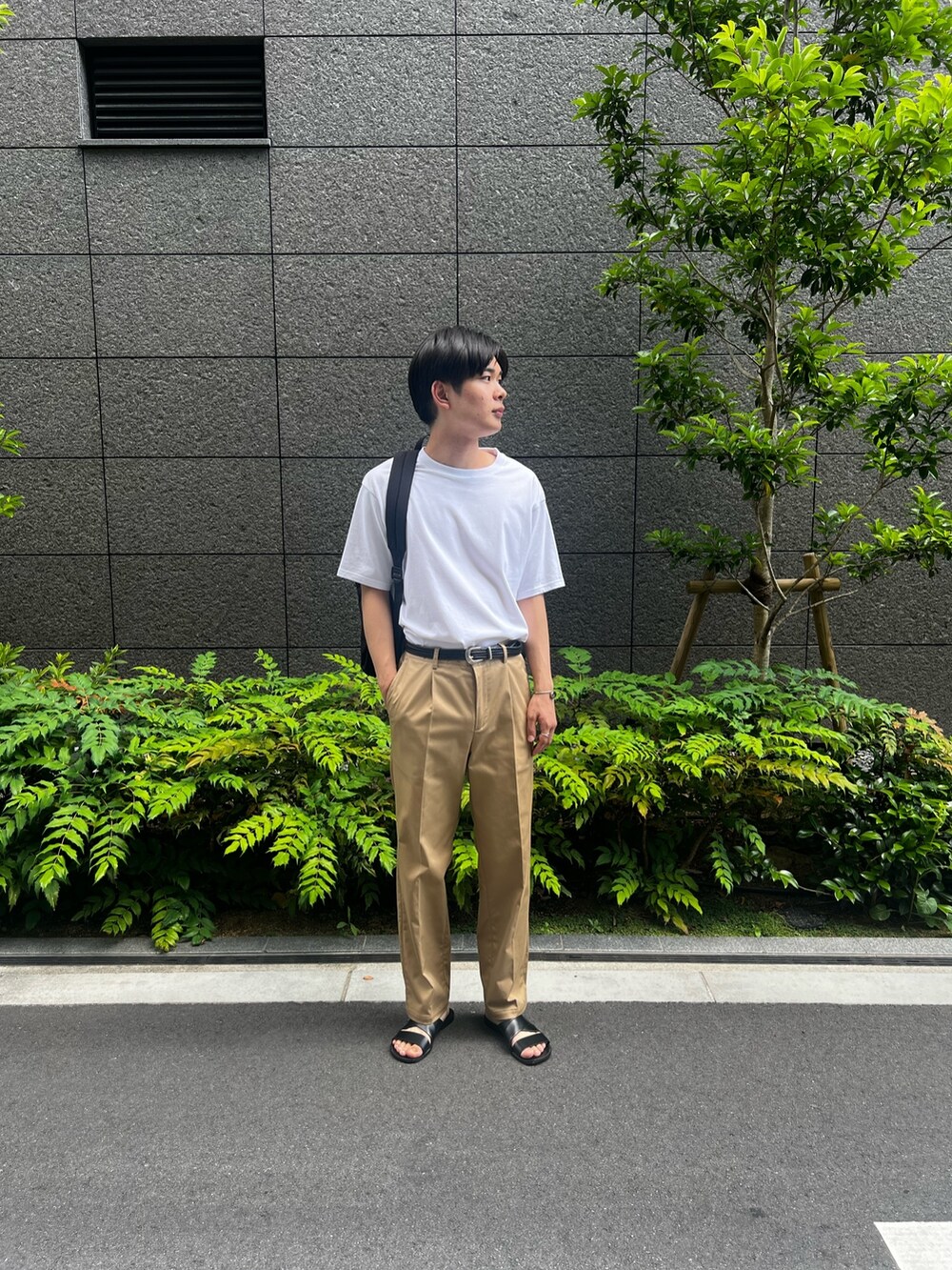 ホワイト系のTシャツ/カットソー、その他のシャツ/ブラウス、ベージュ系のその他パンツを着用したメンズの夏コーディネートの3枚目の写真