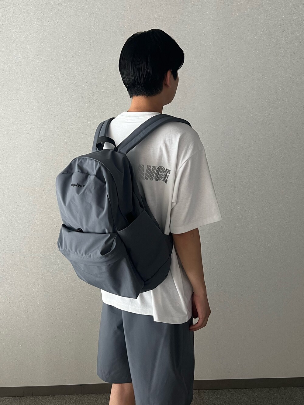 ホワイト系のTシャツ/カットソー、ブラック系のその他パンツ、グレー系のスニーカーを着用したメンズの夏コーディネートの5枚目の写真