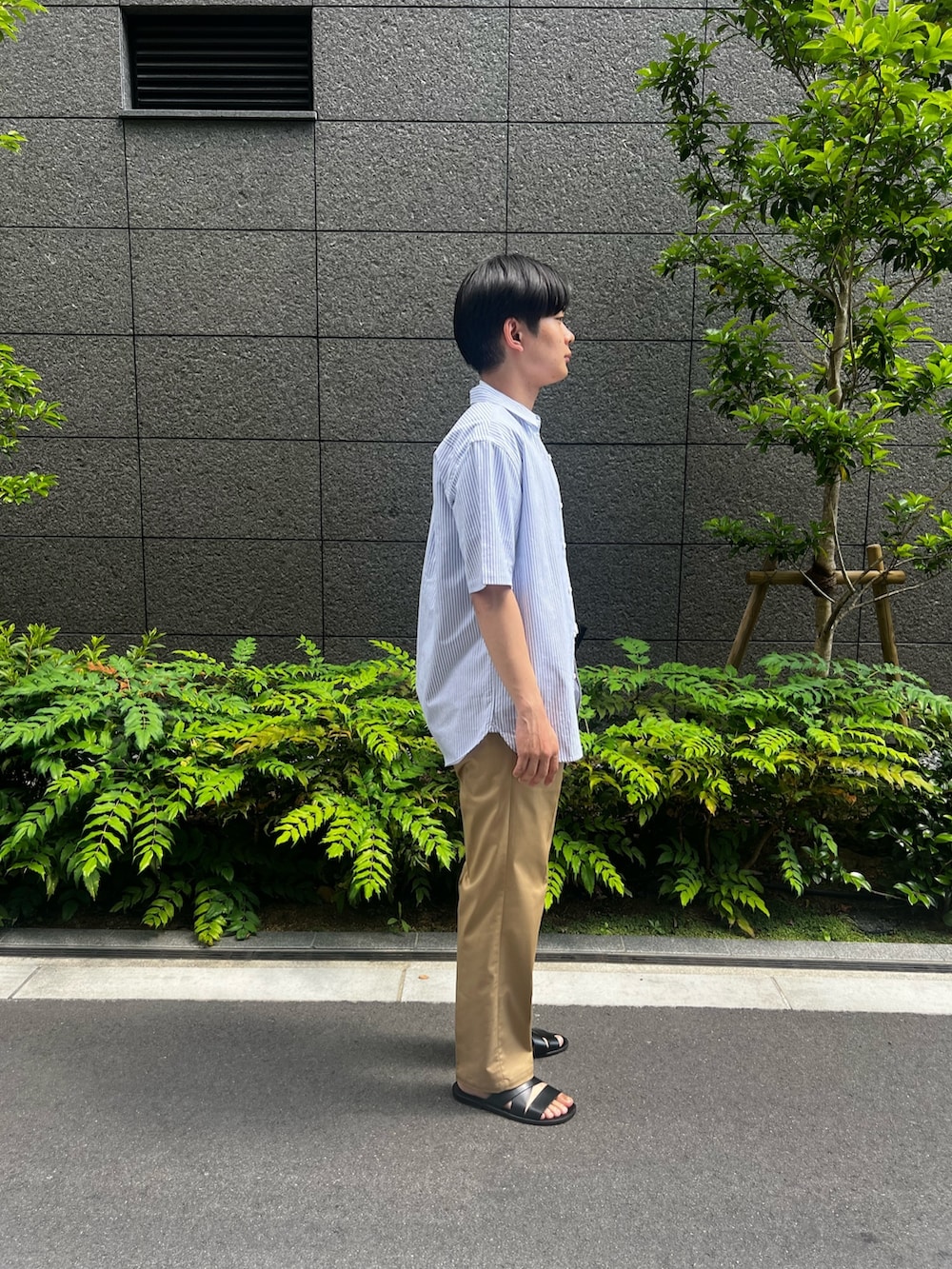 ホワイト系のTシャツ/カットソー、その他のシャツ/ブラウス、ベージュ系のその他パンツを着用したメンズの夏コーディネートの2枚目の写真