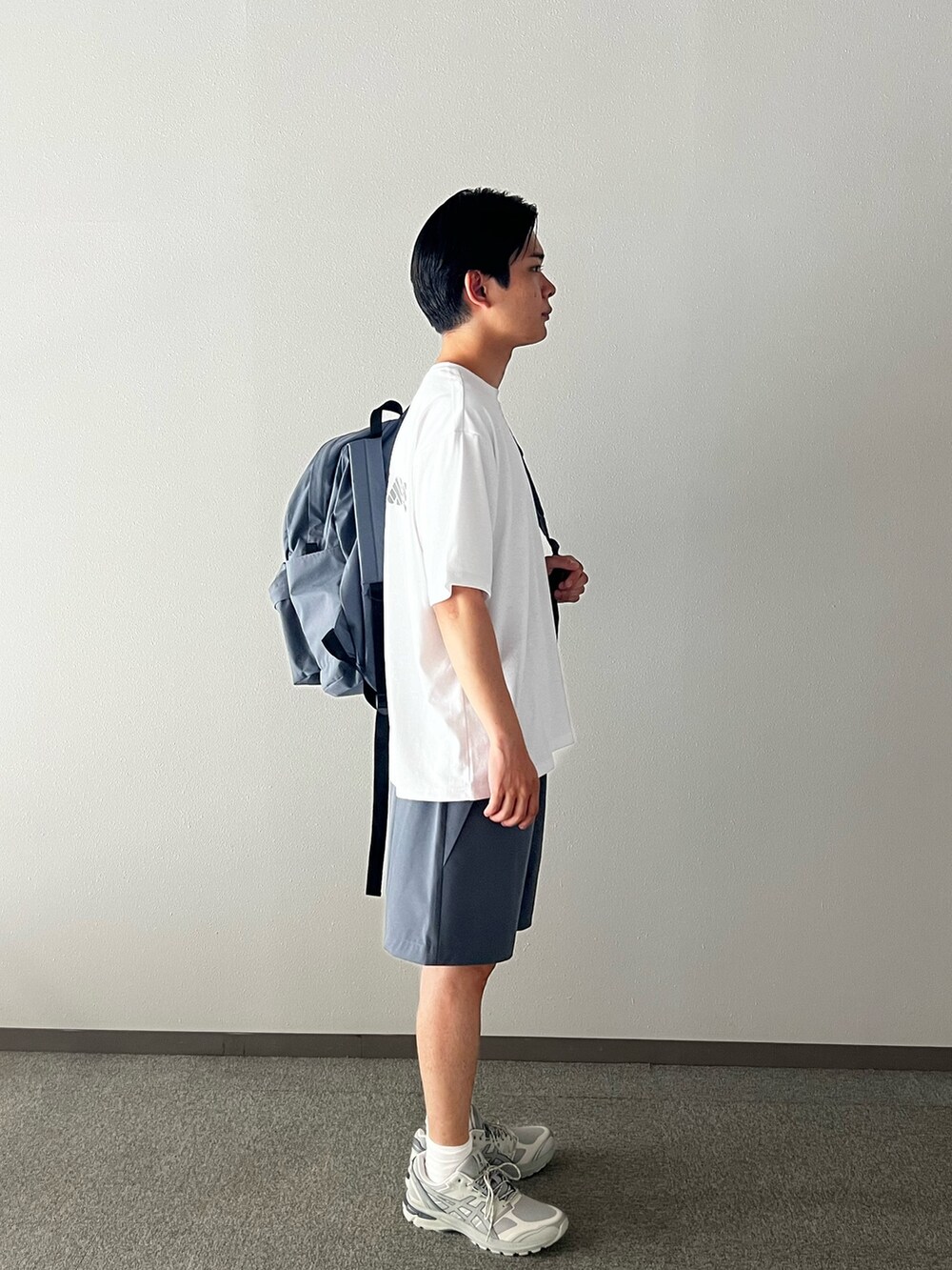 ホワイト系のTシャツ/カットソー、ブラック系のその他パンツ、グレー系のスニーカーを着用したメンズの夏コーディネートの3枚目の写真