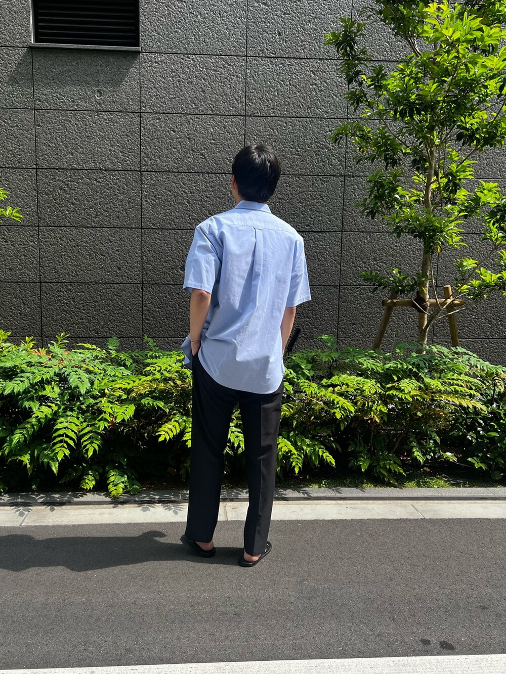 ブルー系のシャツ/ブラウス、ブラック系のその他パンツ、ホワイト系のTシャツ/カットソーを着用したメンズの夏コーディネートの3枚目の写真