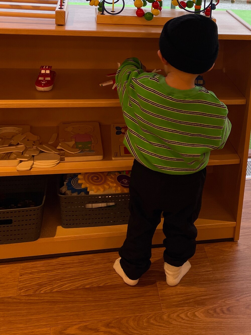 ブラック系のカーゴパンツ、ブラック系のニットキャップ/ビーニーを着用したキッズの冬コーディネートの3枚目の写真