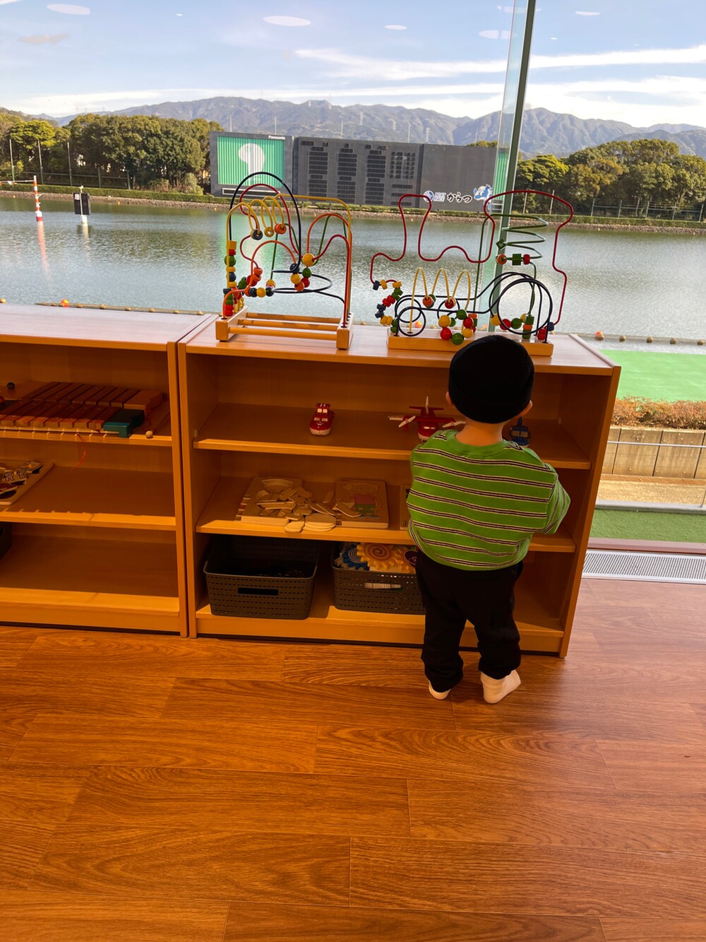 ブラック系のカーゴパンツ、ブラック系のニットキャップ/ビーニーを着用したキッズの冬コーディネートの2枚目の写真