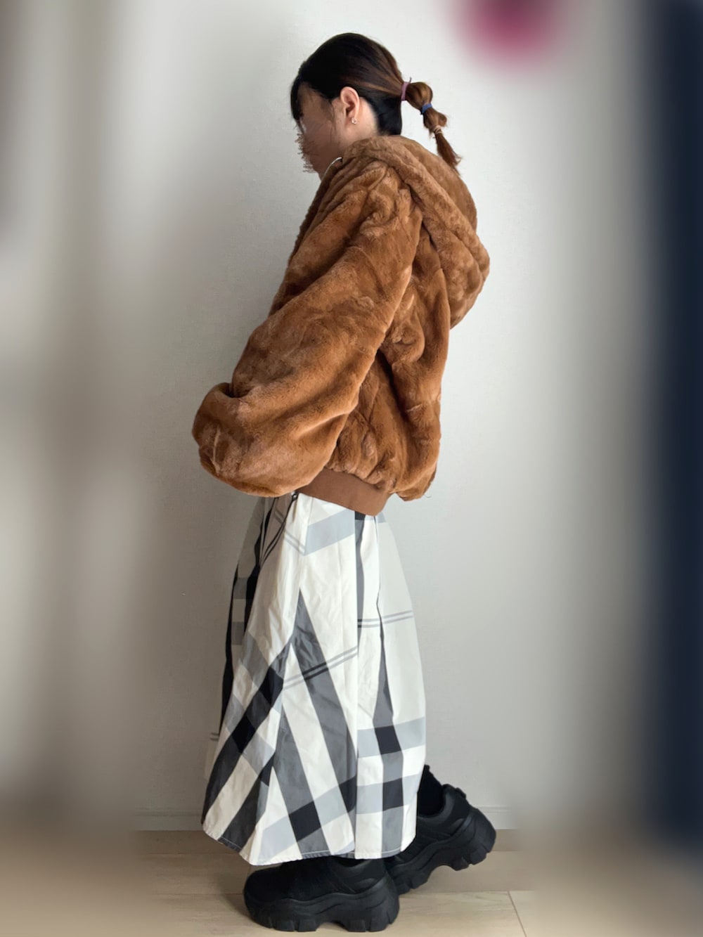 ブラック系のワンピース、ブラック系のMA-1、ブラック系のスニーカーを着用したレディースの冬コーディネートの2枚目の写真