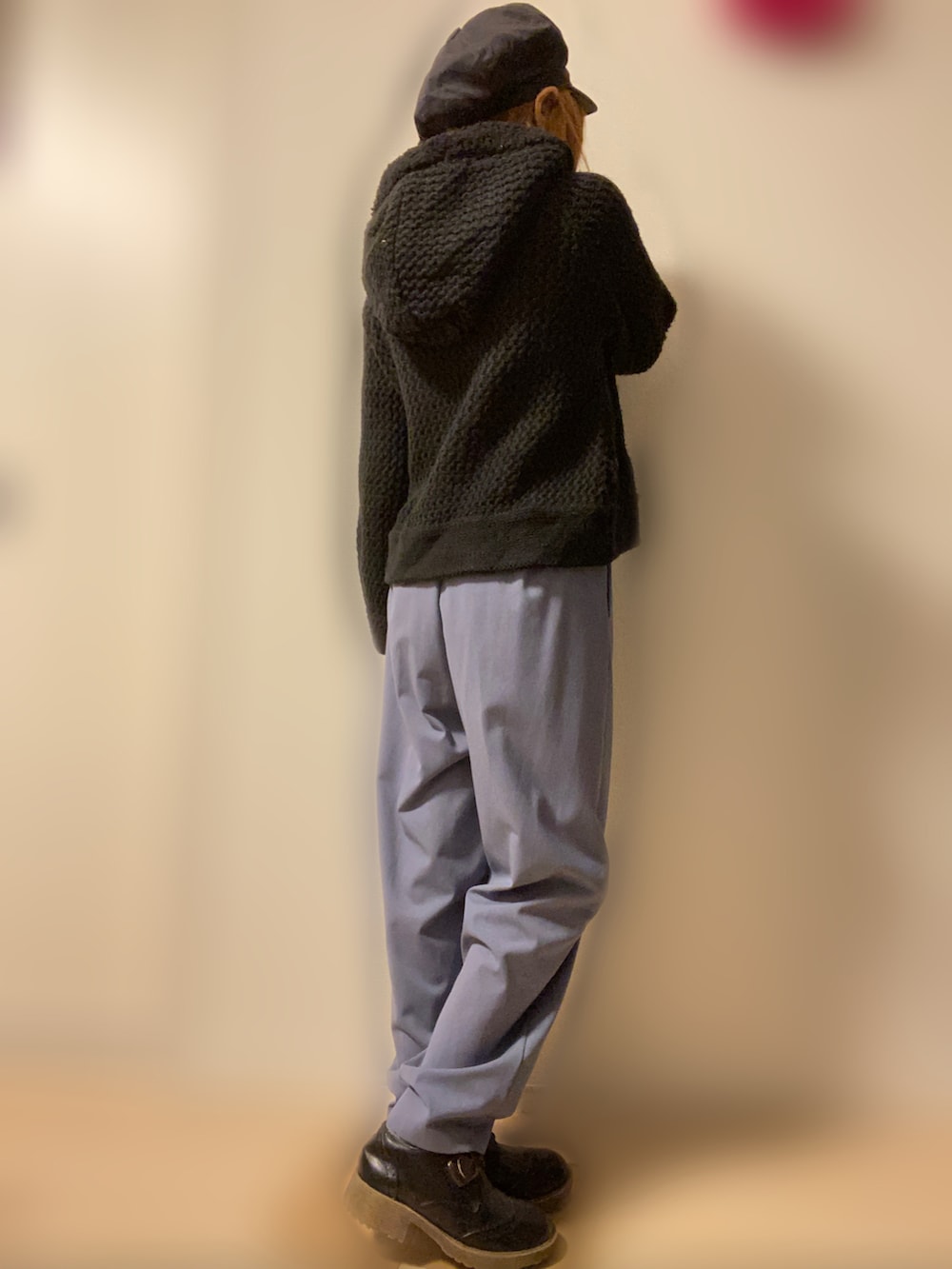 ブラック系のポンチョ、ブルー系のその他パンツを着用したレディースの冬コーディネートの2枚目の写真