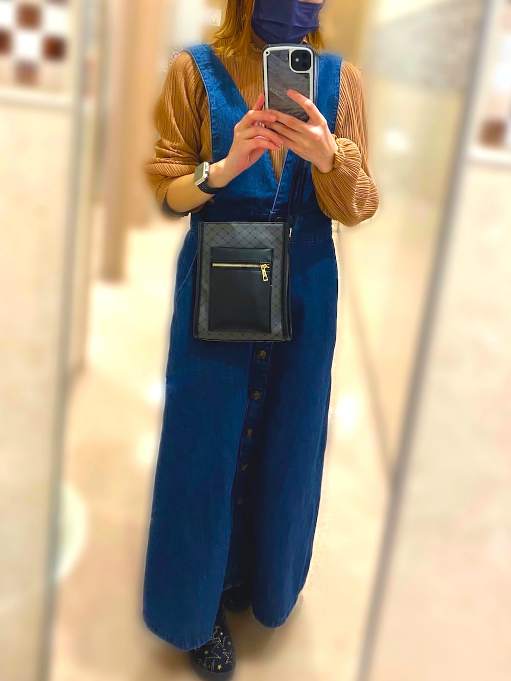 ブルー系のジャンパースカート、オレンジ系のTシャツ/カットソーを着用したレディースの春コーディネートの2枚目の写真