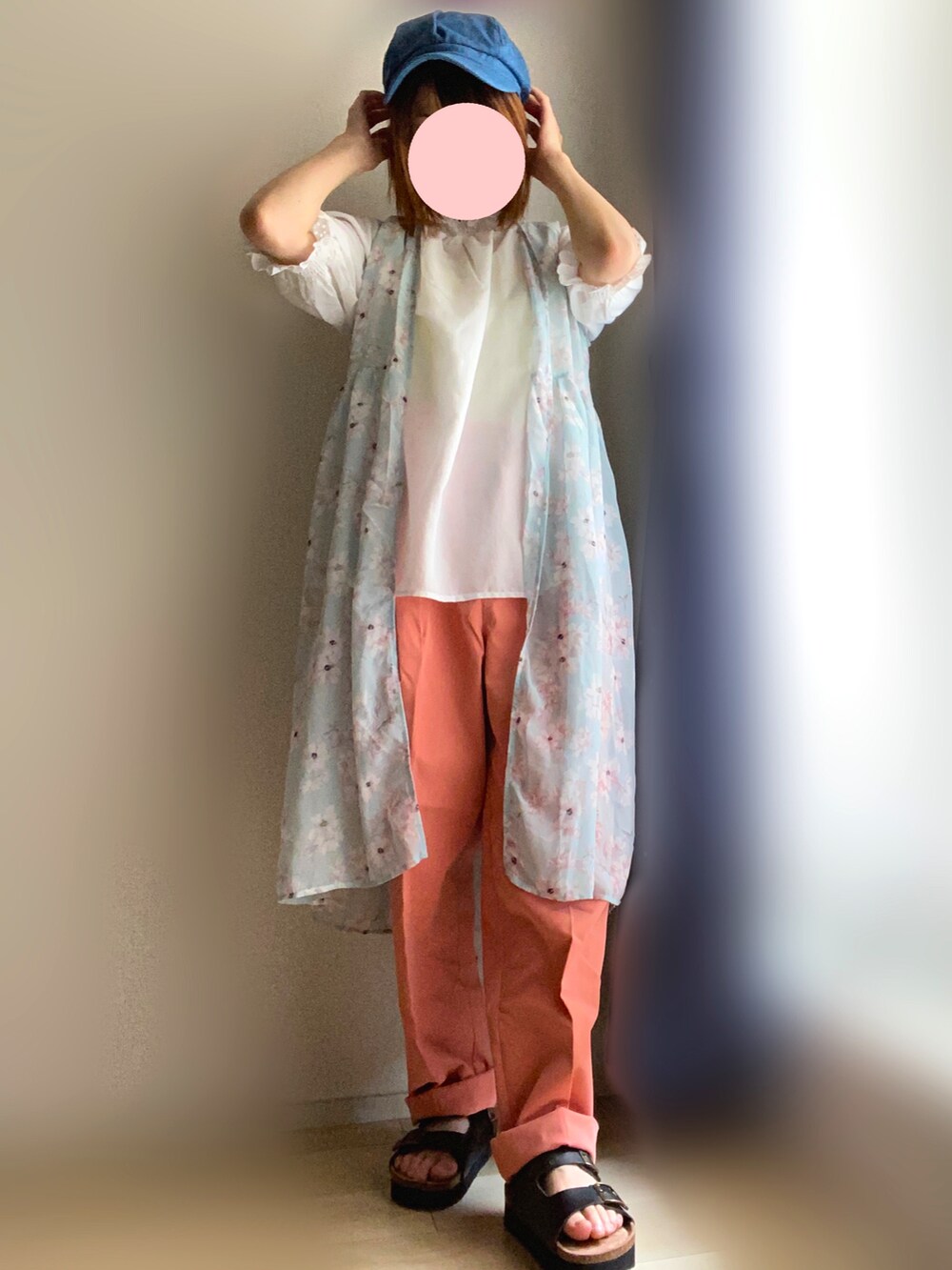 ホワイト系のシャツ/ブラウス、グリーン系のベスト、オレンジ系のその他パンツを着用したレディースの夏コーディネートの2枚目の写真