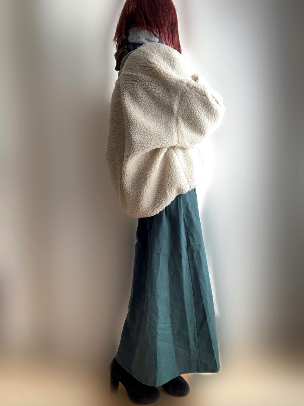 ベージュ系のブルゾン、グリーン系のスカート、グレー系のマフラーを着用したレディースの冬コーディネートの3枚目の写真